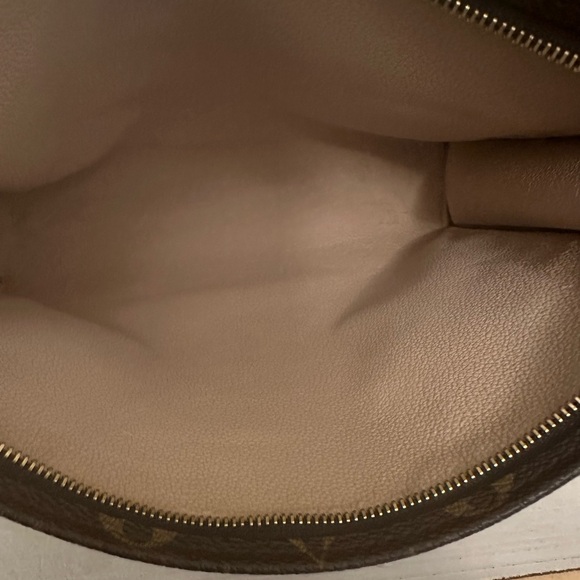 Price Drop!! 💯% Authentic Louis Vuitton Toiletry 26✨ - Picture 5 of 8